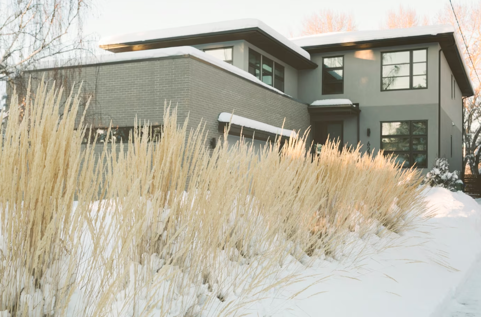 Три современных коттеджных поселка близ водоёма