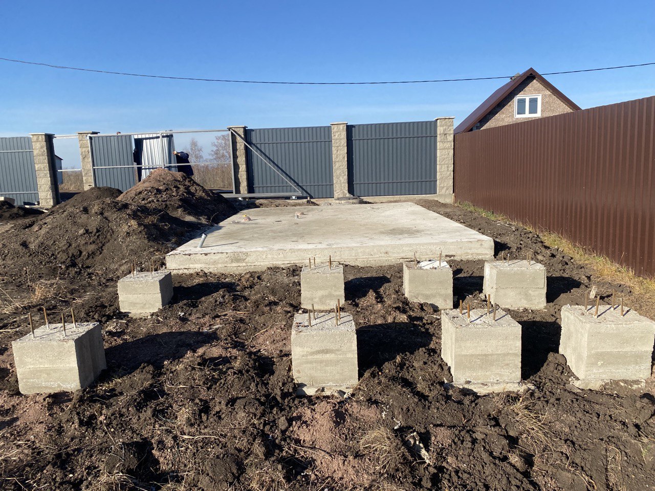 Бетонный  фундамент