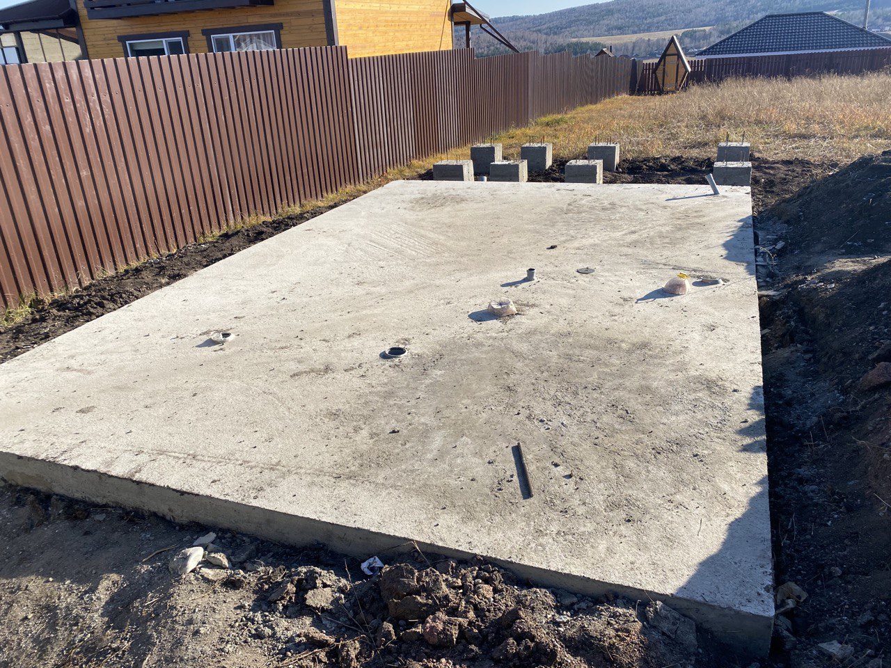 Бетонный  фундамент