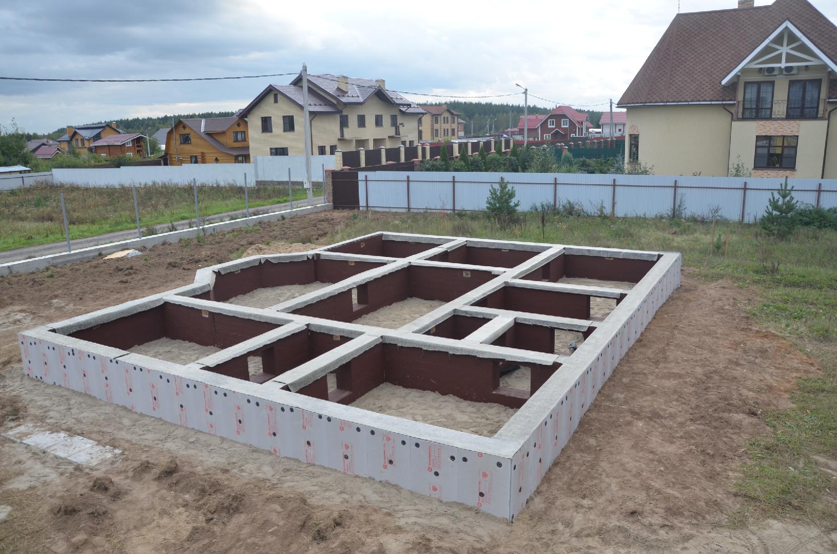 Возведение фундамента