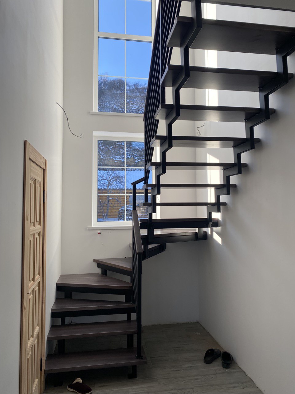 Установка металлической лестницы в дом