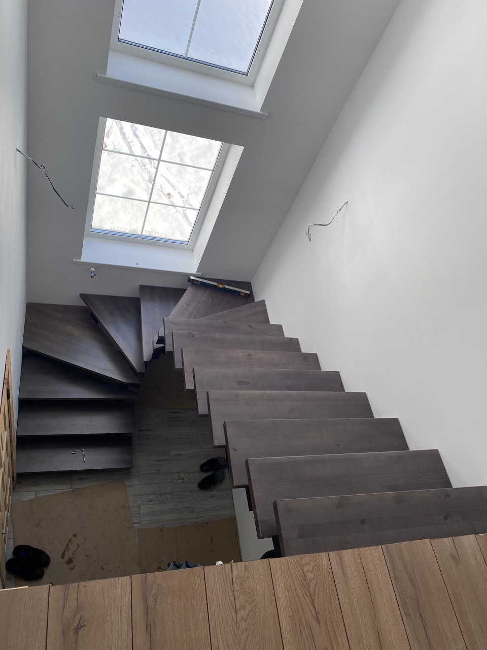 Установка металлической лестницы в дом