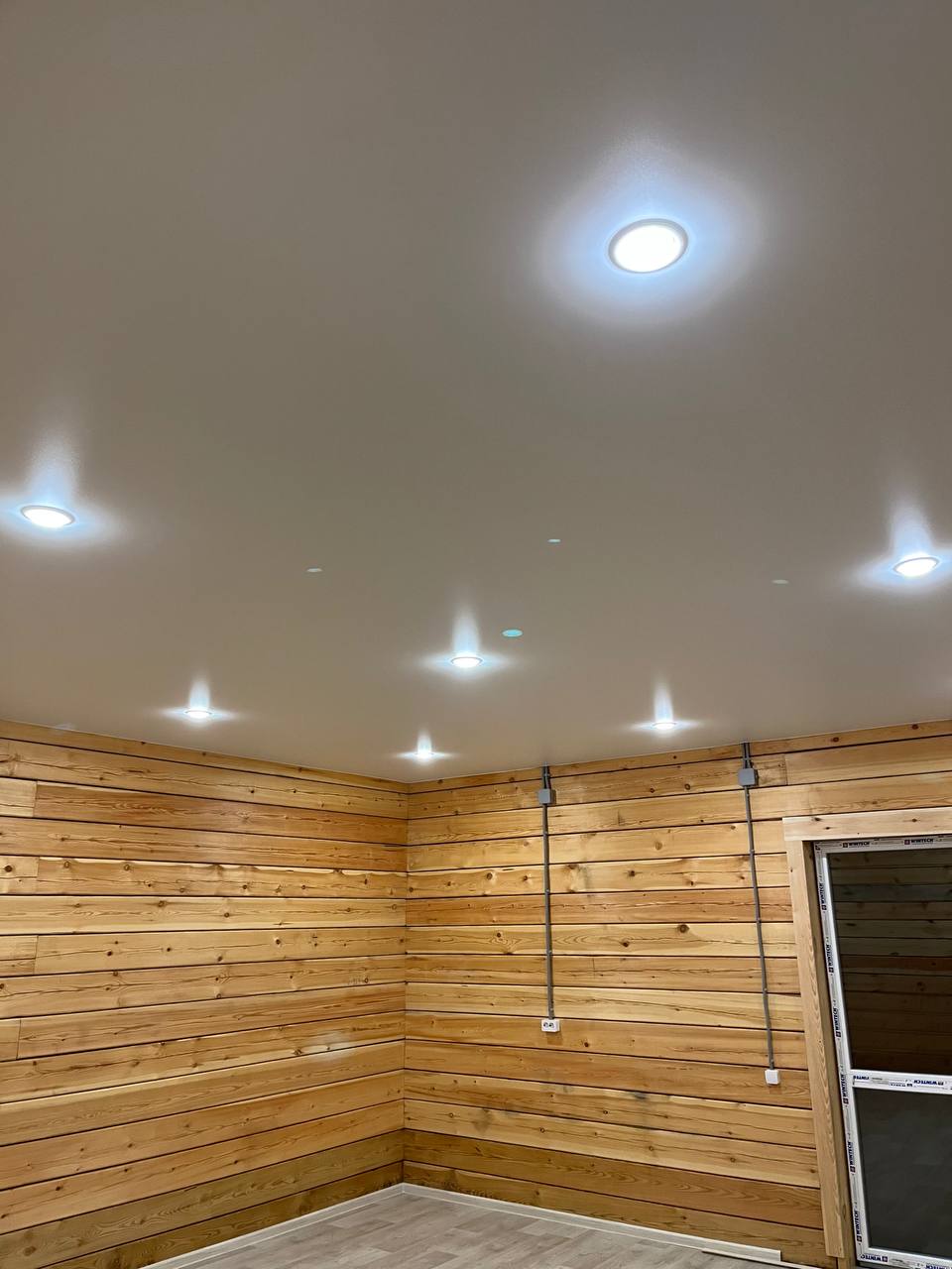 Установка натяжных потолков 