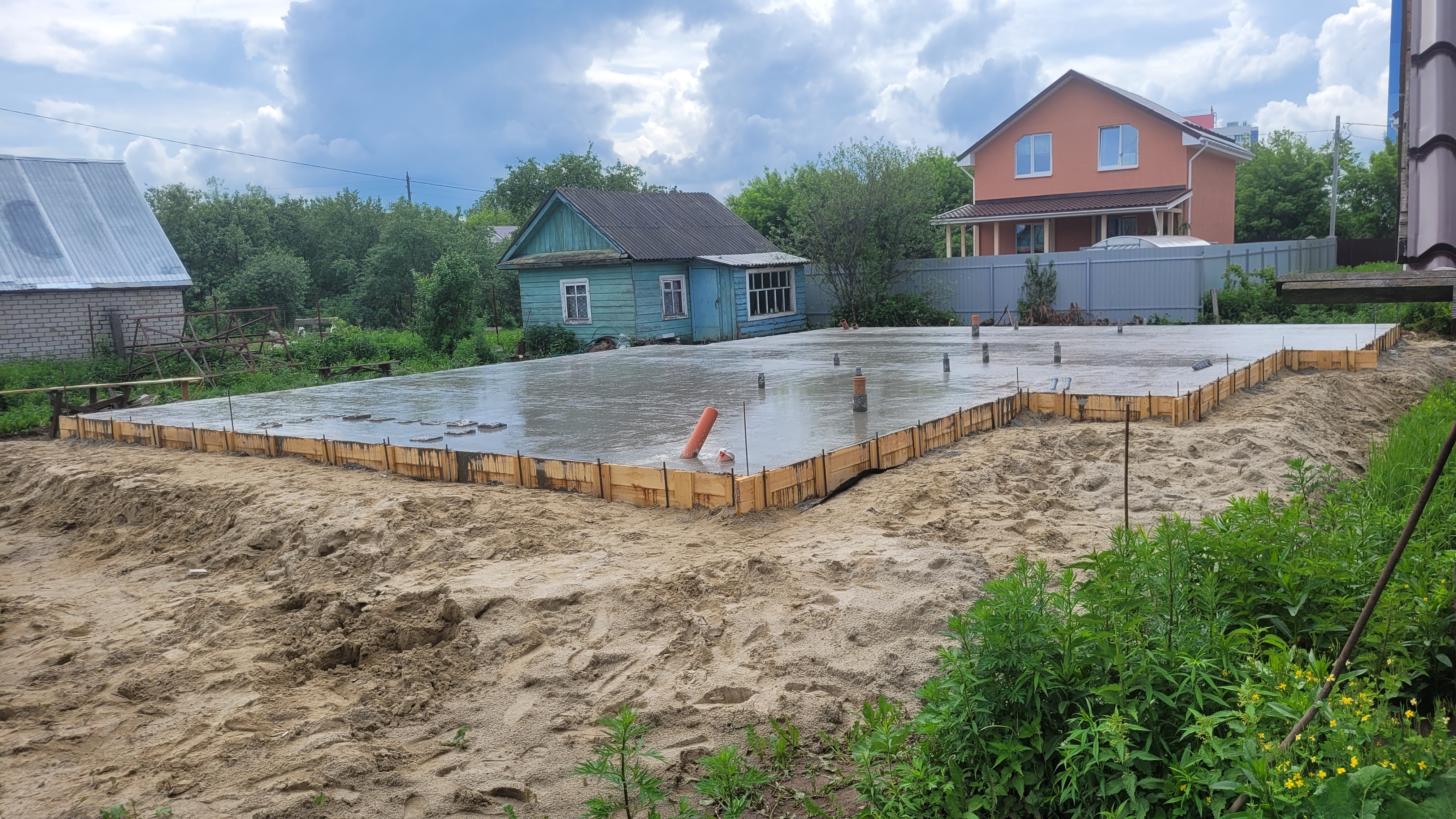 Заливка фундамента типа плита