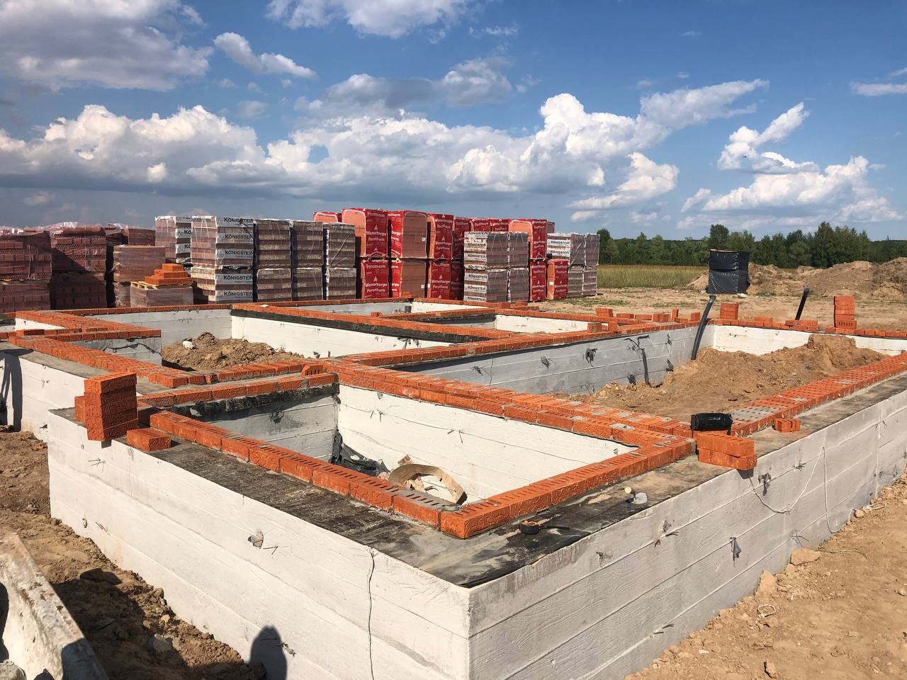 Возведение фундамента