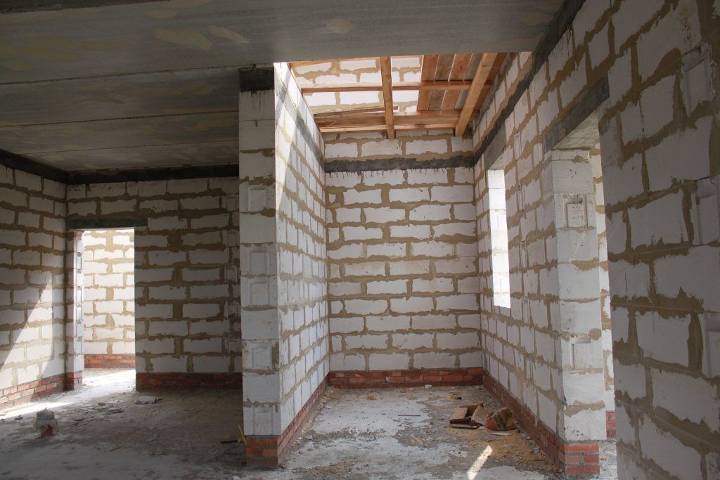 Возведение стен любой сложности с соблюдением строительных норм. 