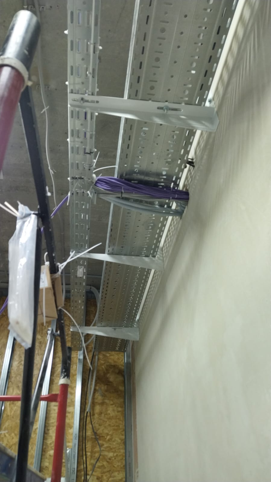 Прокладка электрических и слаботочных сетей