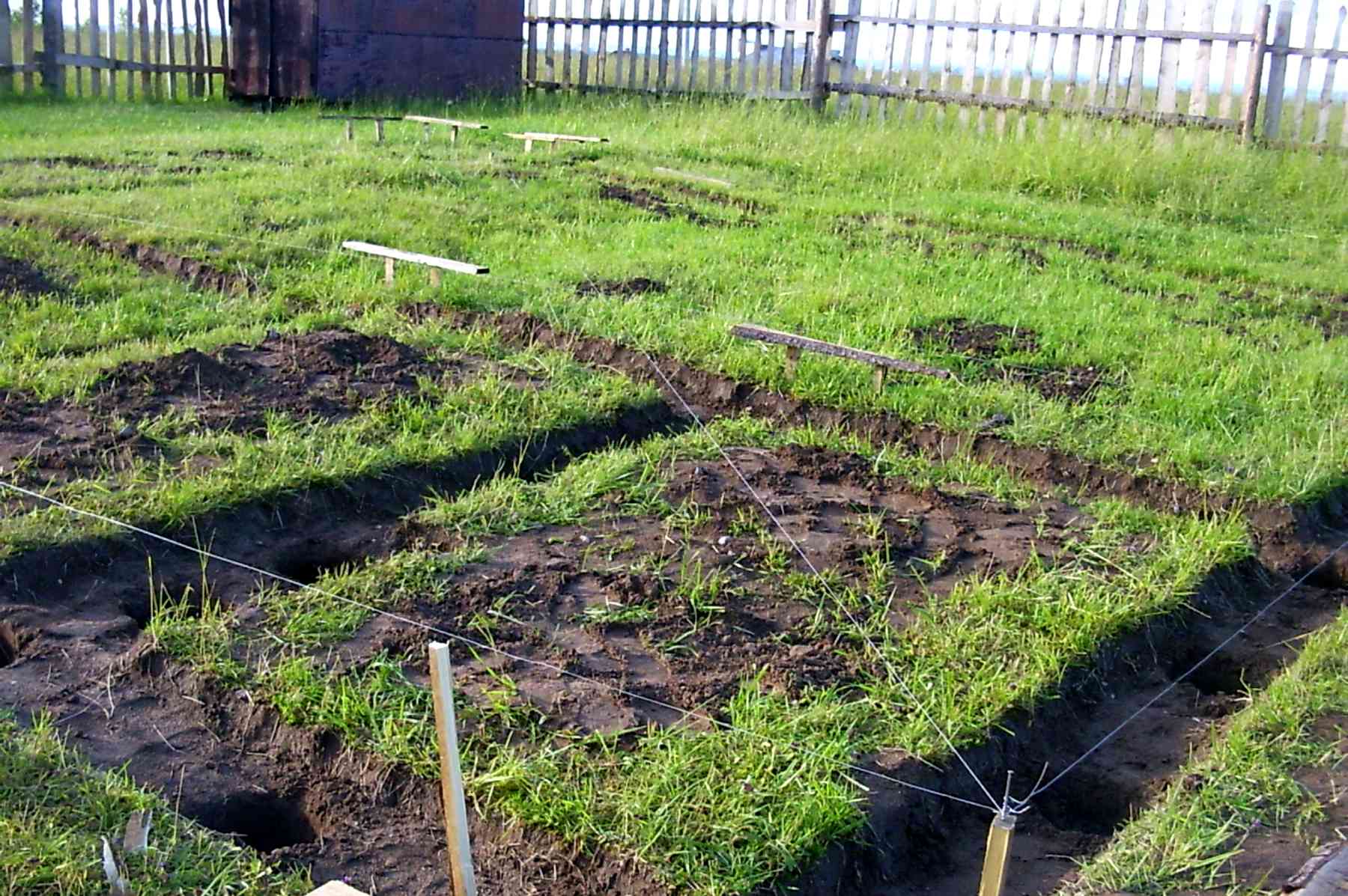 Проводим подготовительные работы участка для строительства домов. Очистка территории под фундамент, планировка и разметка участка