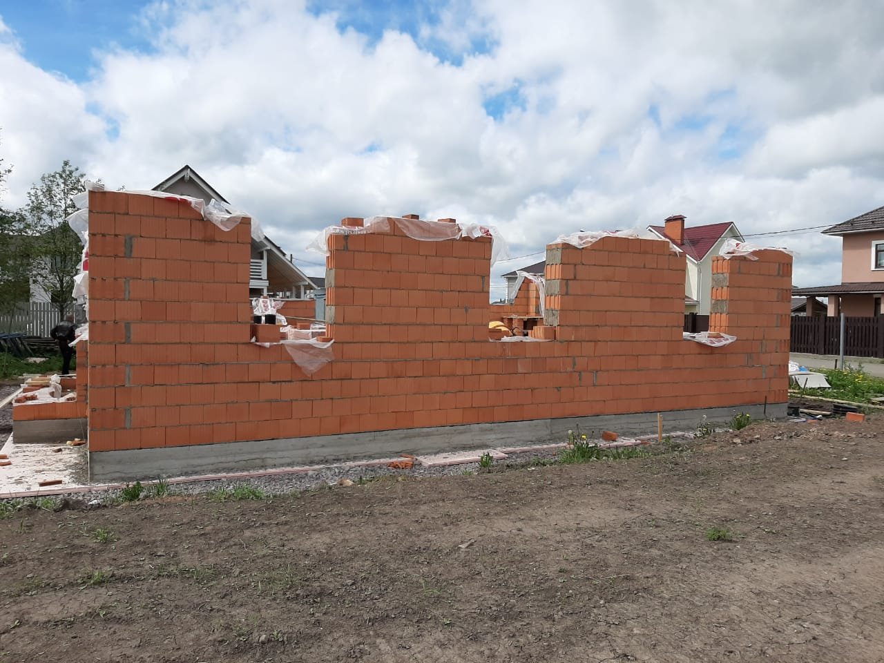 Возведение каменных и деревянных стен.