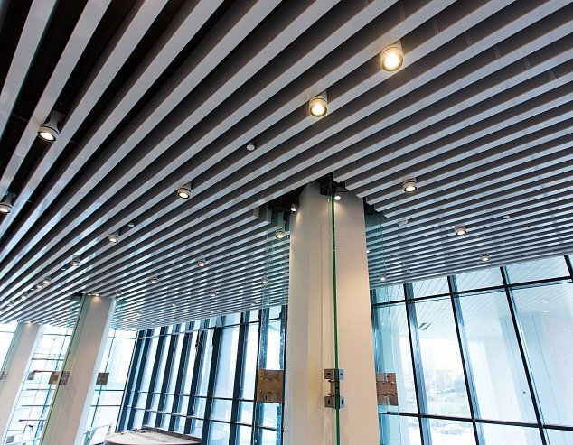 Устройство реечных подвесных потолков