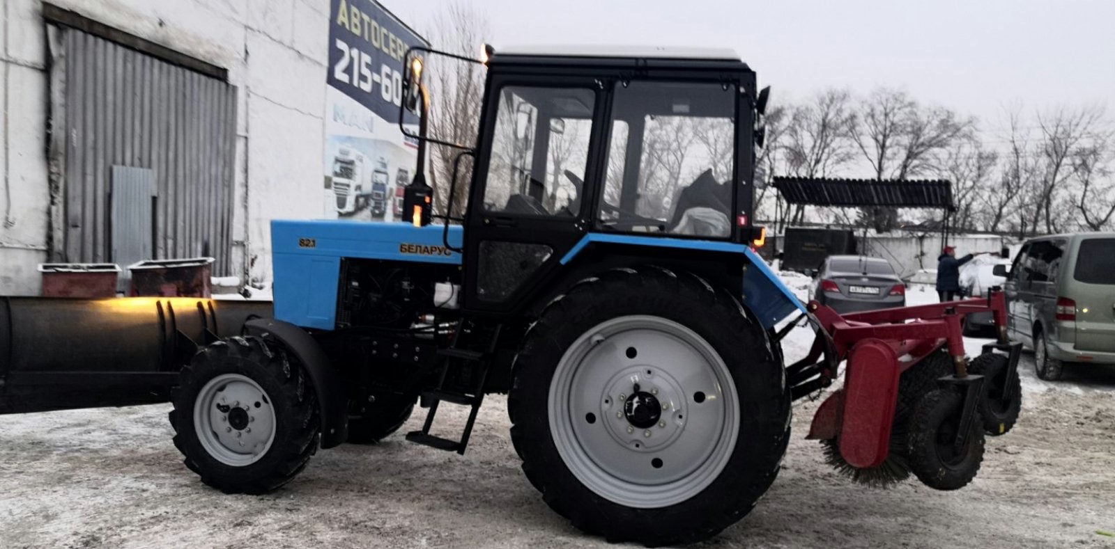 Трактор МТЗ с щеткой