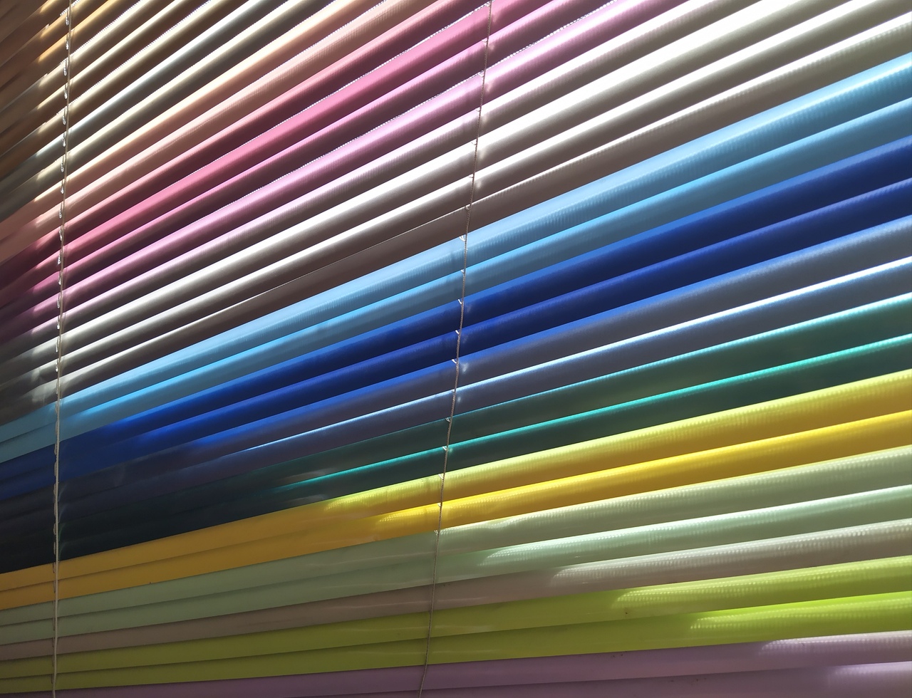 Жалюзи на пластиковые окна