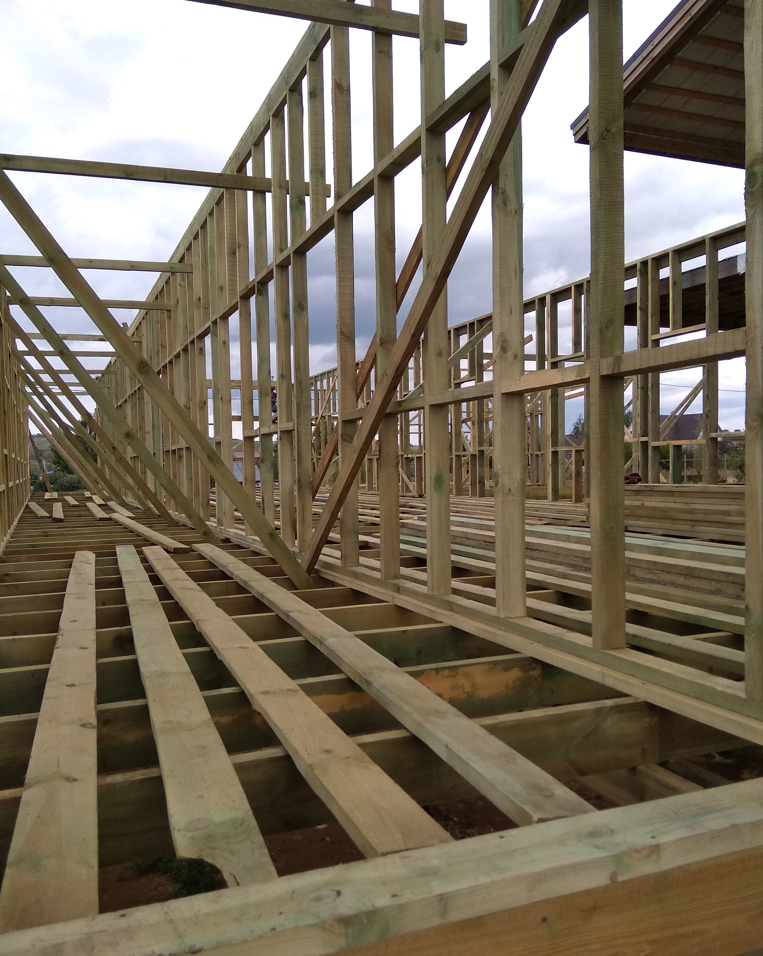 Монтаж стен каркасного дома