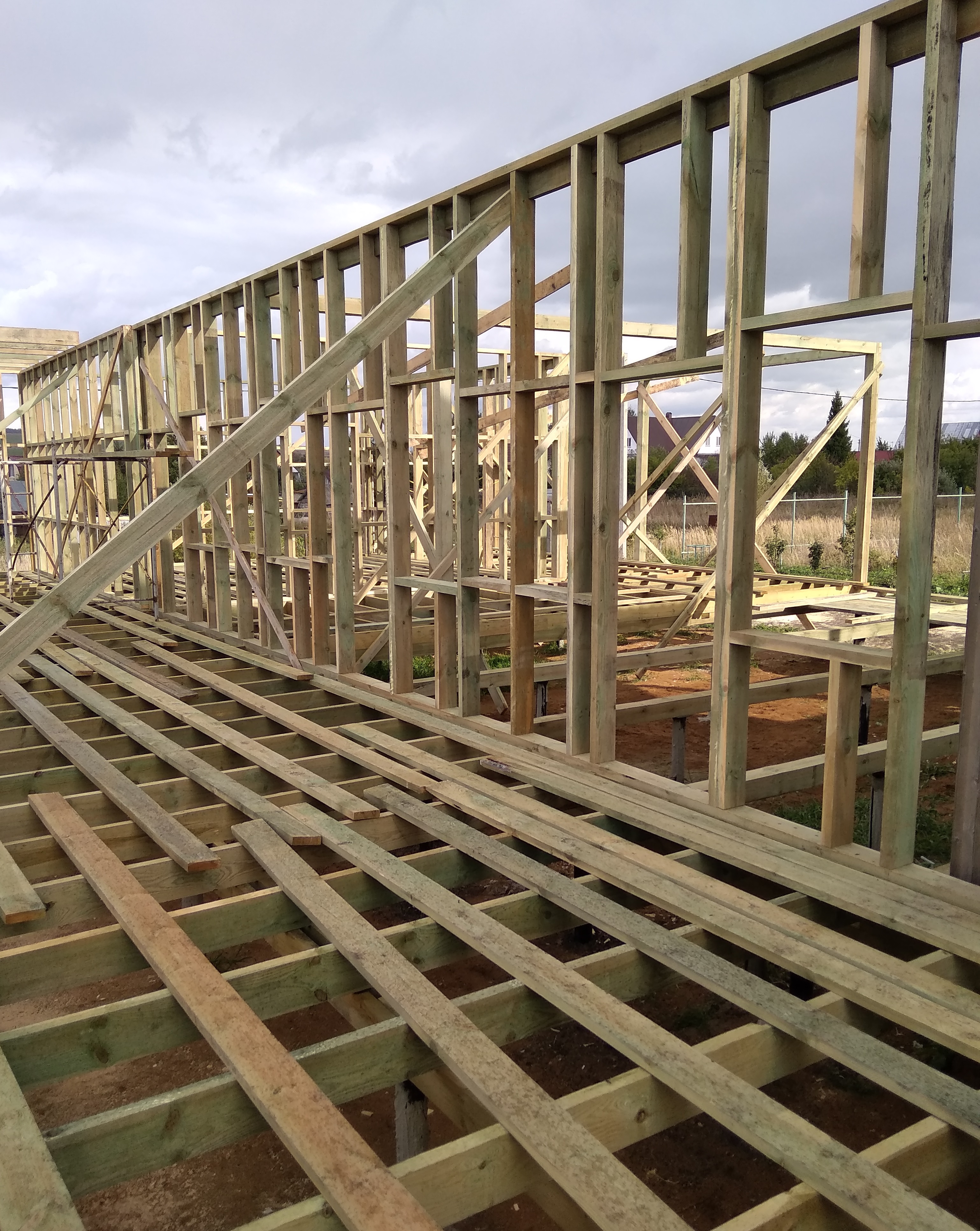 Монтаж стен каркасного дома