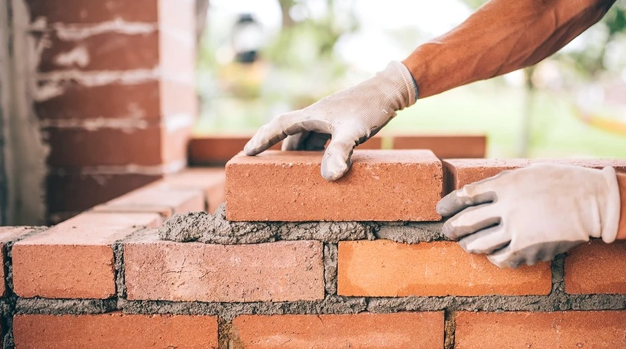 Возведение стен из кирпича