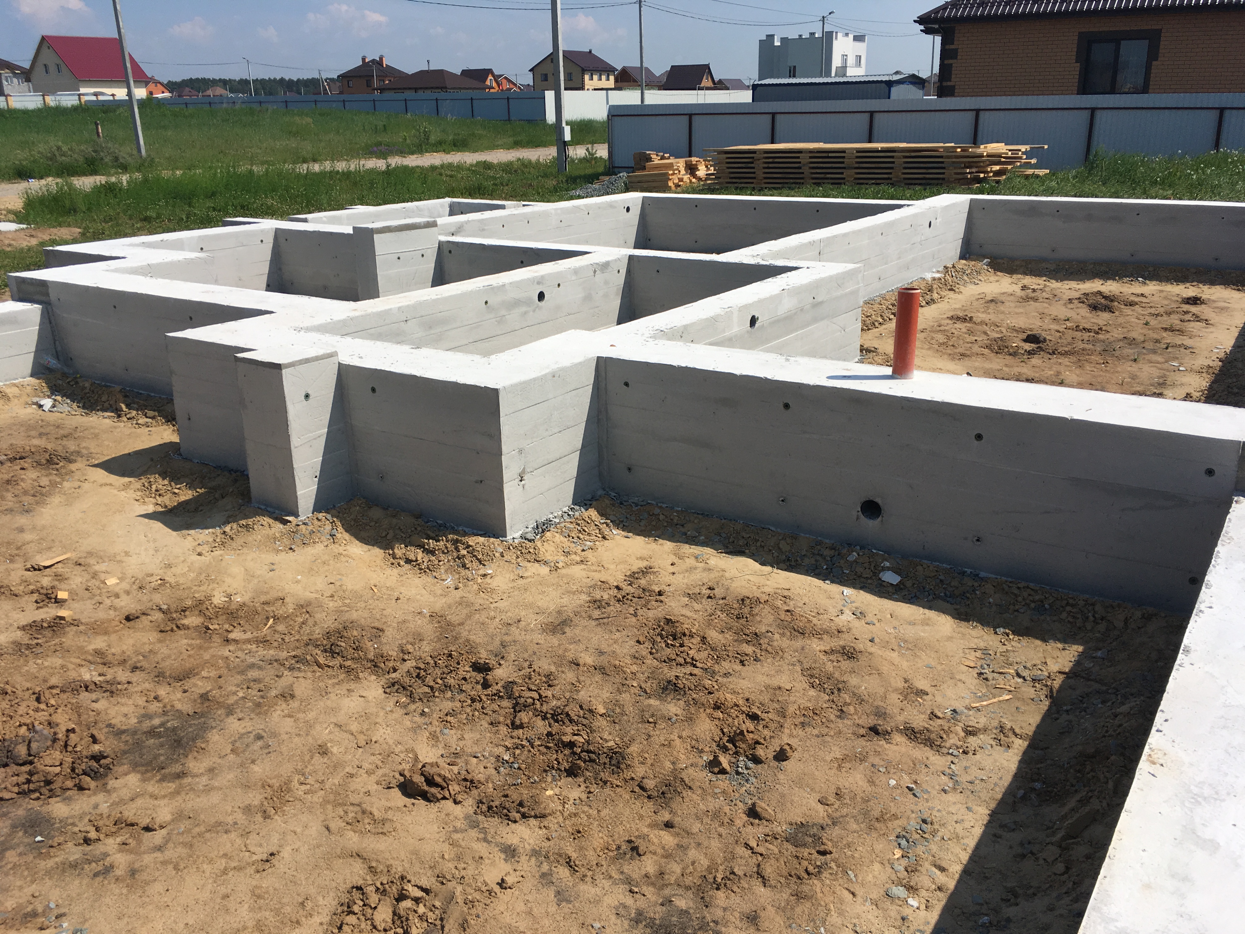 Фундамент плитный, ленточный