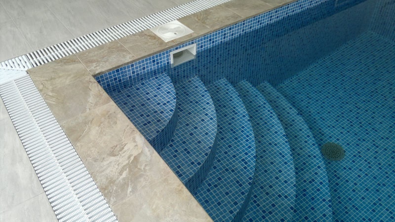 Строительство бетонного бассейна с отделкой мозаикой