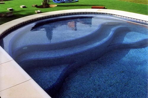 Строительство бетонного бассейна с отделкой мозаикой