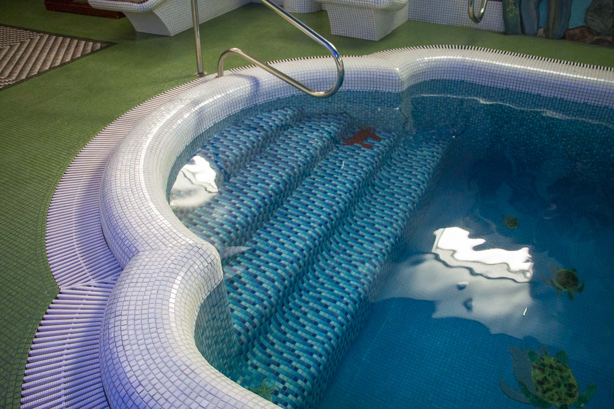 Строительство бетонного бассейна с отделкой мозаикой