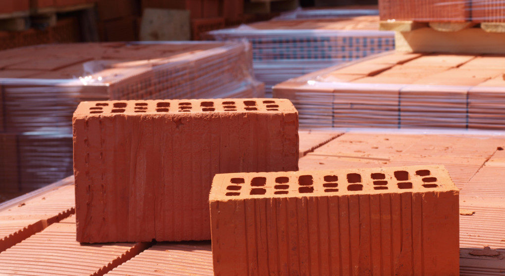 Глиняный красный кирпич