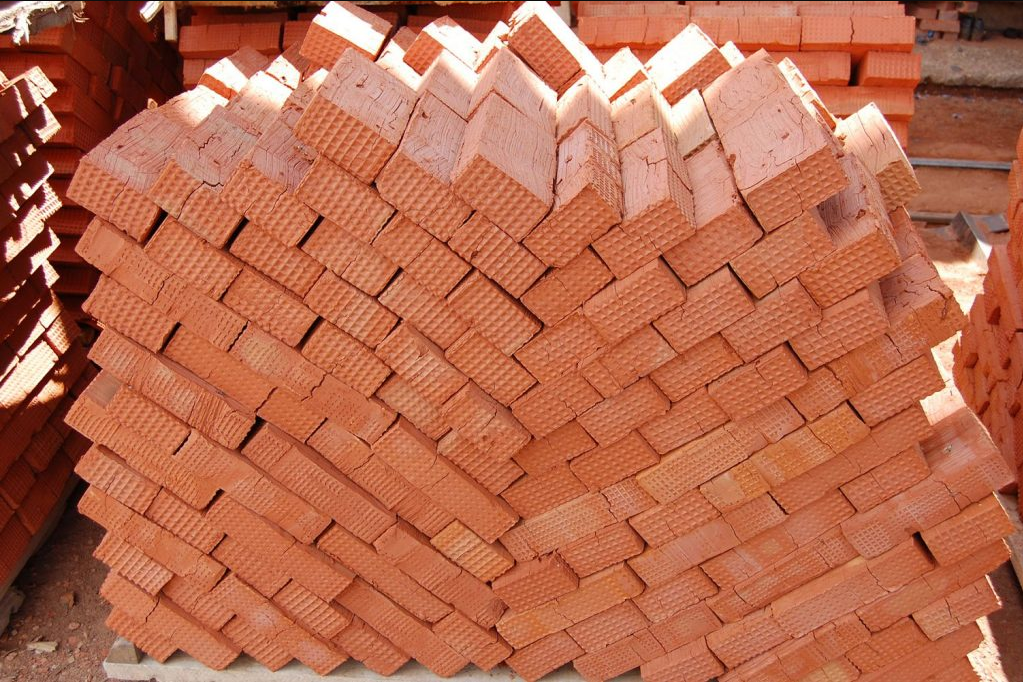 Глиняный красный кирпич