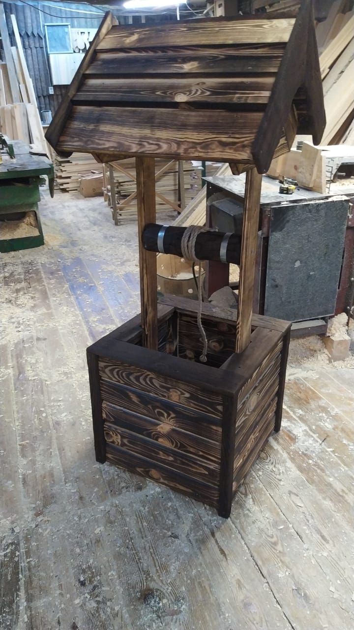 Декоративный садовый колодец